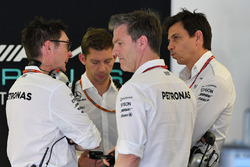 Andy Shovlin, ingegnere Mercedes AMG F1 W08, Direttore Tecnico James Allison, Mercedes AMG F1 W08 e Toto Wolff, Direttore del Motorsport Mercedes AMG F1 W08