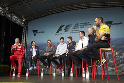 Maurizio Arrivabene, Takım Patronu, Ferrari, Monisha Kaltenborn, Takım Patronu ve CEO, Sauber, Guenther Steiner, Takım Patronu, Haas F1 Team, Toto Wolff, Direktör, Mercedes AMG, Christian Horner, Takım Patronu, Red Bull Racing, Eric Boullier, Yarış Direktörü, McLaren, Franz Tost, Takım Patronu, Scuderia Toro Rosso, ve Cyril Abiteboul, Direktör, Renault Sport F1 Team Sport F1