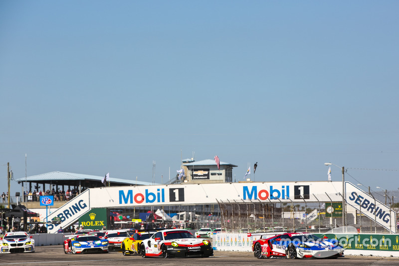 GTLM start, #66 Ford Performance Chip Ganassi Racing Ford GT: Joey Hand, Dirk Müller, Sébastien Bourdais leads