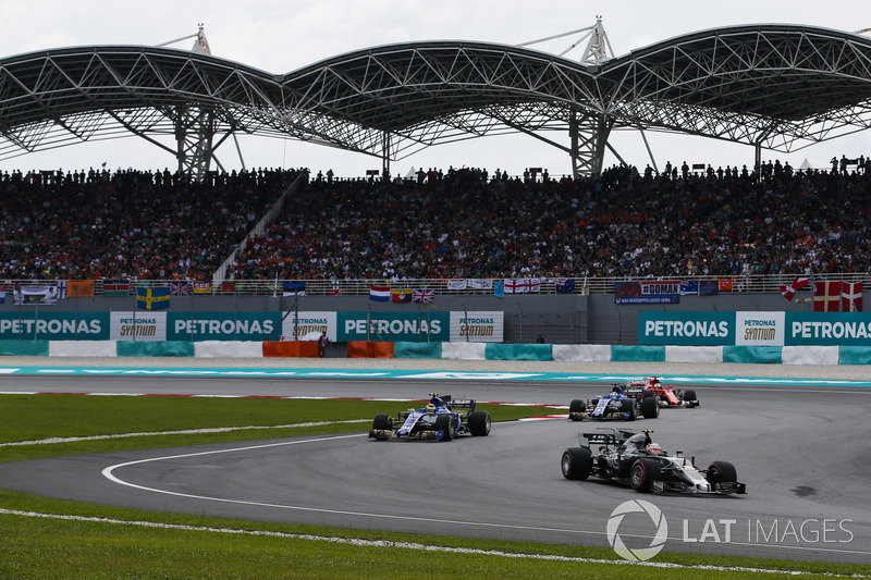 Kevin Magnussen, Haas F1 Team VF-17, Pascal Wehrlein, Sauber C36, Marcus Ericsson, Sauber C36, Sebastian Vettel, Ferrari SF70H, nel giro di formazione