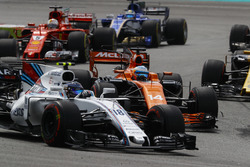 Старт гонки: Лэнс Стролл, Williams FW40, Фернандо Алонсо, McLaren MCL32, Себастьян Феттель, Ferrari