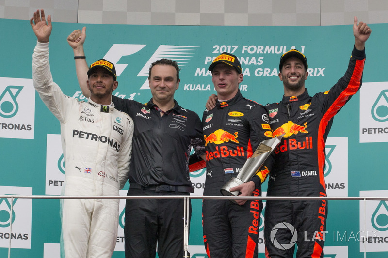 Подиум: победитель Макс Ферстаппен, Red Bull Racing, второе место – Льюис Хэмилтон, Mercedes AMG F1, третье место – Даниэль Риккардо, Red Bull Racing, глава аэродинамического отдела Red Bull Racing Дэн Фэлоуз