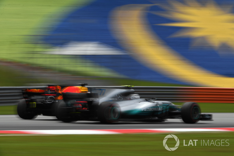 Daniel Ricciardo, Red Bull Racing RB13 and Valtteri Bottas, Mercedes-Benz F1 W08