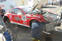 Meccanici al lavoro sulla Porsche 911 GT3 di Luca Pastorelli, Dinamic Motorsport