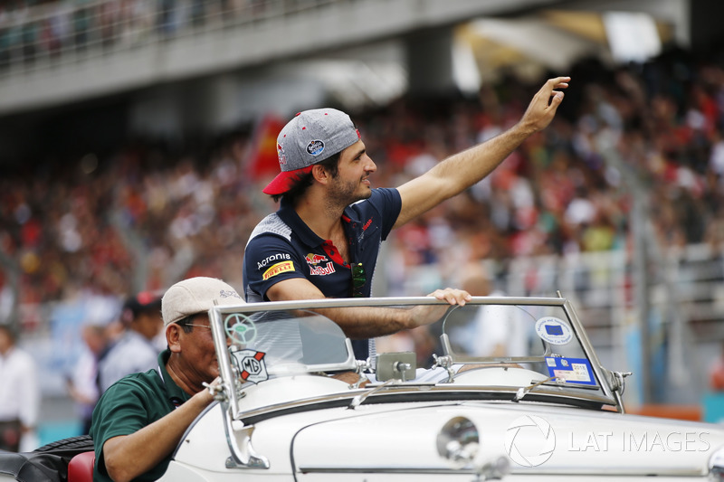 Carlos Sainz Jr., Scuderia Toro Rosso, waves to fans on the drivers parade