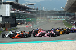 Stoffel Vandoorne, McLaren MCL32 and Sergio Perez, Force India VJM10 at the start of the race