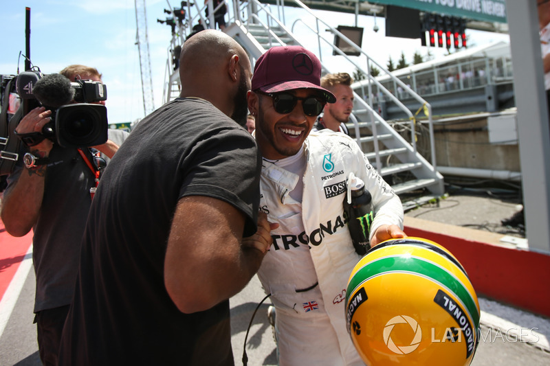 Ganador de la pole Lewis Hamilton, Mercedes AMG F1