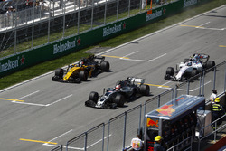 Kevin Magnussen, Haas F1 Team VF-17, Nico Hulkenberg, Renault Sport F1 Team RS17. and Lance Stroll,
