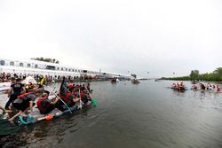 El equipo McLaren va hacia la carrera de lanchas