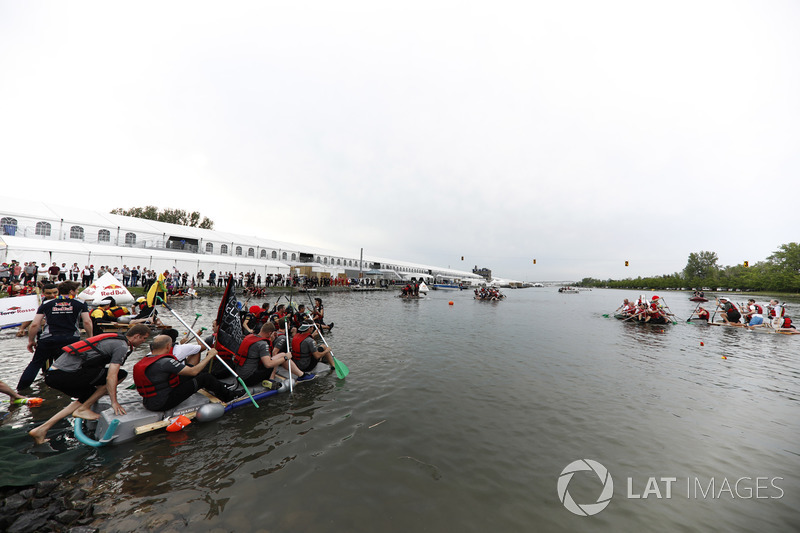 El equipo McLaren va hacia la carrera de lanchas