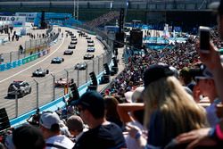 Les fans attendent le départ dans les tribunes