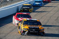 Matt Kenseth, Joe Gibbs Racing Toyota, Kyle Larson, Chip Ganassi Racing Chevrolet