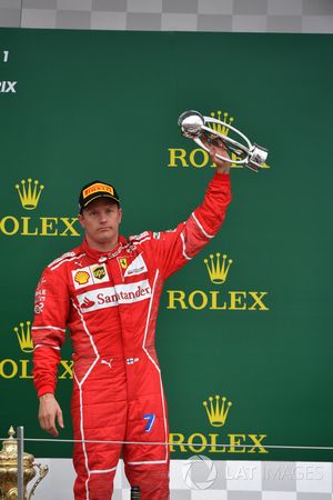 Kimi Raikkonen, Ferrari sur le podium avec le trophée