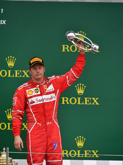 Kimi Raikkonen, Ferrari celebra en el podio con el trofeo