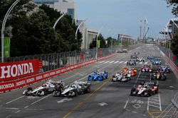 Start: Helio Castroneves, Team Penske Chevrolet, Simon Pagenaud, Team Penske Chevrolet lead