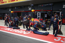 Max Verstappen, Red Bull Racing RB13, in the pits