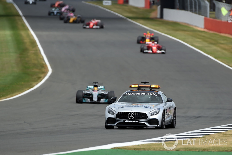 La Safety car guida il gruppo