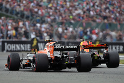 Stoffel Vandoorne, McLaren MCL32 and Daniel Ricciardo, Red Bull Racing RB13