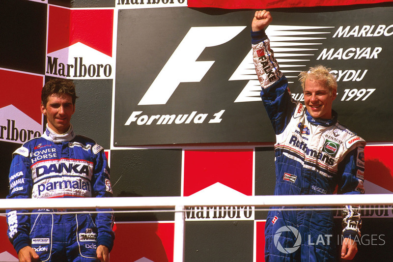 Podium: race winner Jacques Villeneuve, Williams Renault, second place Damon Hill, Arrows