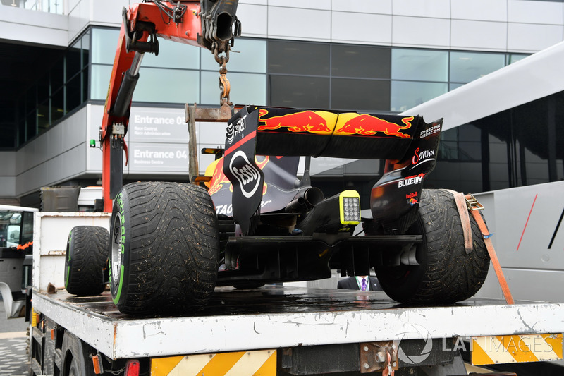 Coche de Daniel Ricciardo, Red Bull Racing RB13 es removido de la pista