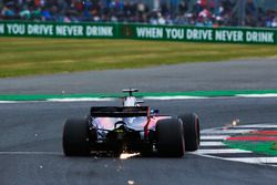 Vuelan chispas desde el coche de Daniil Kvyat, Scuderia Toro Rosso STR12