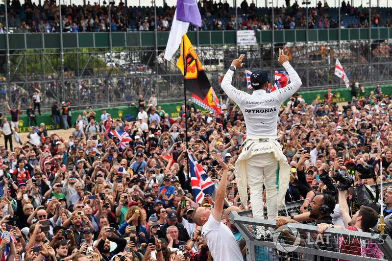 Race winner Lewis Hamilton, Mercedes AMG F1 celebrates with the fans