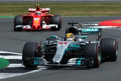 Lewis Hamilton, Mercedes AMG F1 W08, Kimi Räikkönen, Ferrari SF70H