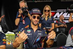 Daniel Ricciardo, Red Bull Racing signs autographs for the fans