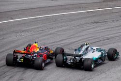 Valtteri Bottas, Mercedes AMG F1 W08, Daniel Ricciardo, Red Bull Racing RB13