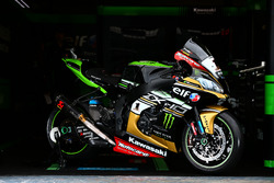 Jonathan Rea, Kawasaki Racing, avec une moto arborant une livrée dorée