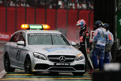 Romain Grosjean, Haas F1 Team retourne dans les stands après son crash au moment de rejoindre la grille