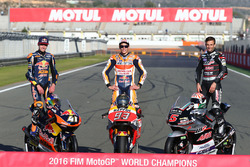 Les Champions du monde 2016 : Brad Binder, Red Bull KTM Ajo, KTM, en Moto3 ; Marc Marquez, Repsol Honda Team, en MotoGP ; Johann Zarco, Ajo Motorsport en Moto2