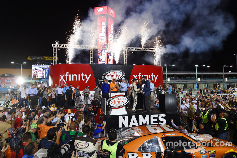 Ganador de la carrera y Campeón 2016 Daniel Suárez, Joe Gibbs Racing Toyota