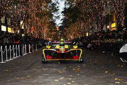 Lucas di Grassi, ABT Schaeffler Audi Sport, si esibisce lungo Marunouchi NakaDori Street