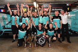 Stefano Comini, Leopard Racing, Volkswagen Golf GTI TCR celebra con el equipo