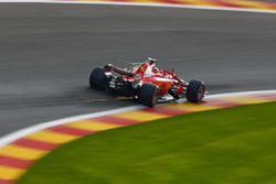 Si alzano scintille dalla monoposto di Sebastian Vettel, Ferrari SF70H