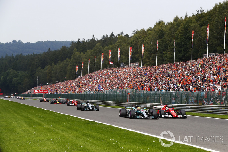 Lewis Hamilton, Mercedes AMG F1 W08, battles Sebastian Vettel, Ferrari SF70H, ahead of Valtteri Bottas, Mercedes AMG F1 W08, Kimi Raikkonen, Ferrari SF70H, Max Verstappen, Red Bull Racing RB13 and Daniel Ricciardo, Red Bull Racing RB13 on the opening lap