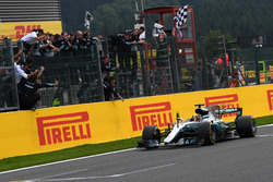 Il vincitore della gara Lewis Hamilton, Mercedes-Benz F1 W08 prende la bandiera a scacchi