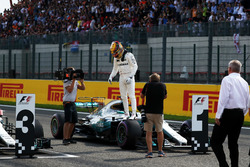 Il poleman Lewis Hamilton, Mercedes AMG F1 festeggia nel parco chiuso