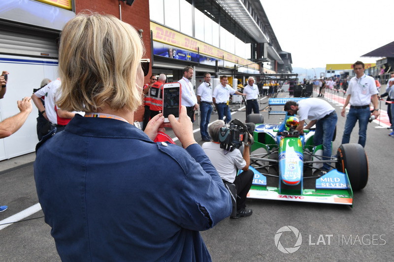 Sabine Kehm fotografiert Mick Schumacher im Benetton B194-5