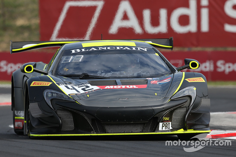 #42 Strakka Racing McLaren 650S GT3: Lewis Williamson, Martin Kodric