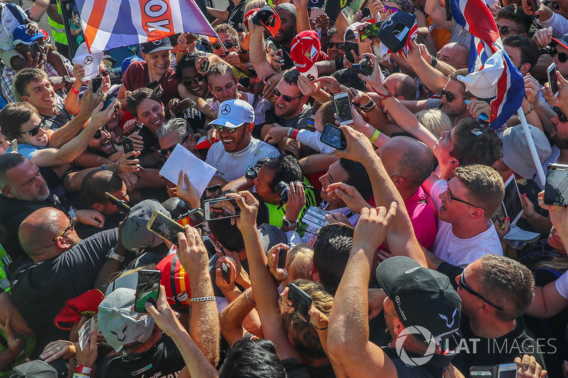 Lewis Hamilton, Mercedes AMG F1 celebrates, the fans