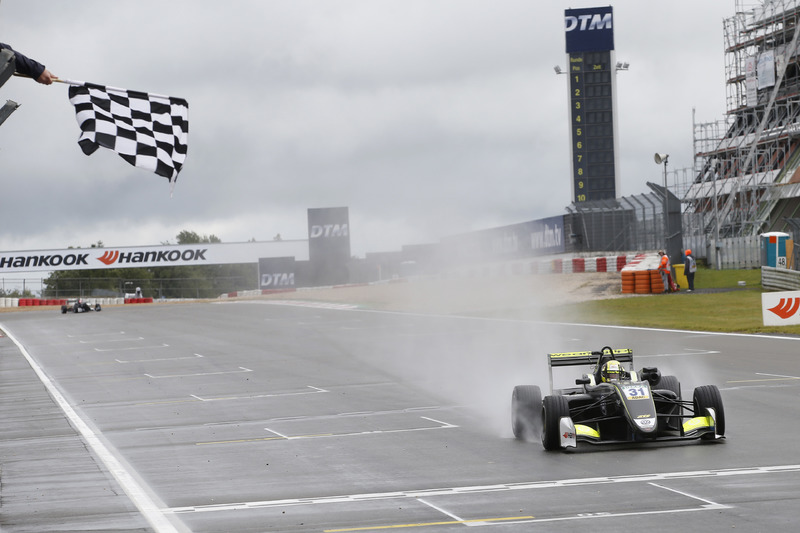 2. <img src="https://cdn-7.motorsport.com/static/img/cfp/0/0/0/200/227/s3/united_kingdom-2.jpg" alt="" width="20" height="12" /> Ландо Норрис
