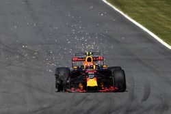 Max Verstappen, Red Bull Racing RB13, front puncture