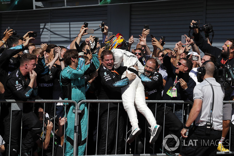 Race winner Lewis Hamilton, Mercedes AMG F1 celebrates in parc ferme, the team