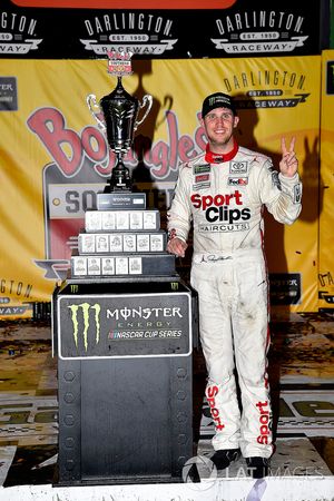Race winner Denny Hamlin, Joe Gibbs Racing Toyota