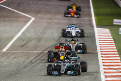 Valtteri Bottas, Mercedes F1 W08, Daniel Ricciardo, Red Bull Racing RB13, Lewis Hamilton, Mercedes F