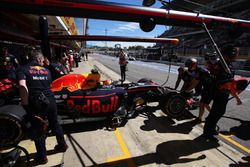 Max Verstappen, Red Bull Racing RB13, is teruggekeerd naar de pitbox