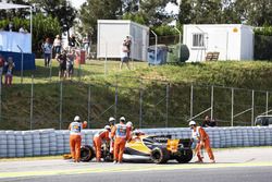 De wagen van Fernando Alonso, McLaren MCL32 na zijn mechanische problemen