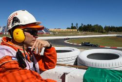 Marshal observes Lewis Hamilton, Mercedes-Benz F1 W08